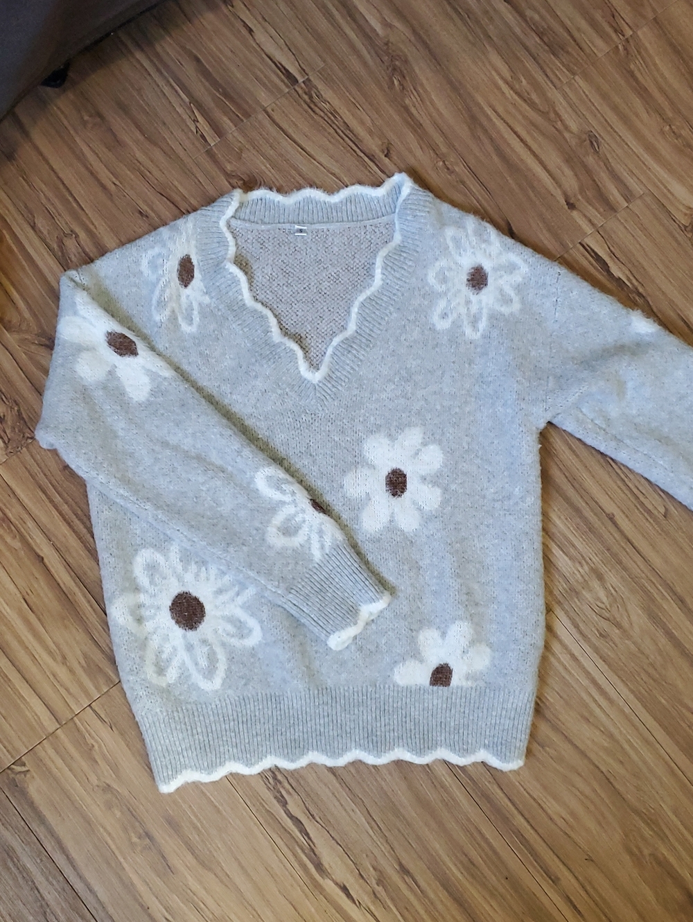 Women's Light Gray Daisy Knit Sweater - Soft Floral V-Neck NWT